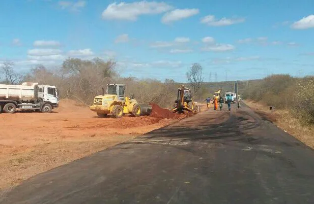 Técnicos e peritos da Suatrans continuam na retirada da areia encharcada de combustível