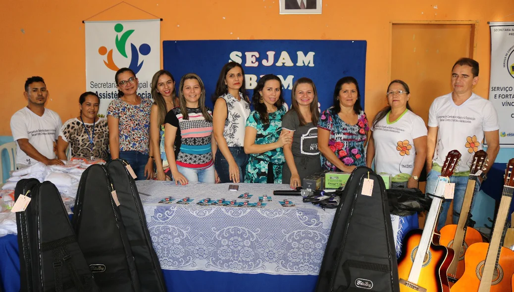 Adolescentes de Cocal recebem instrumentos musicais 