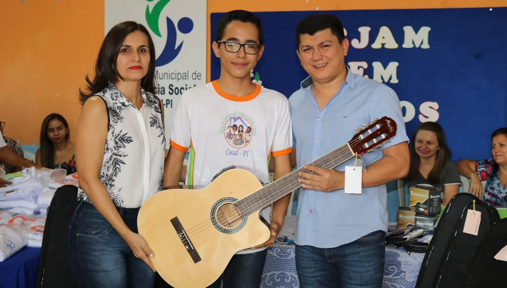 Alunos recebem instrumentos musicais