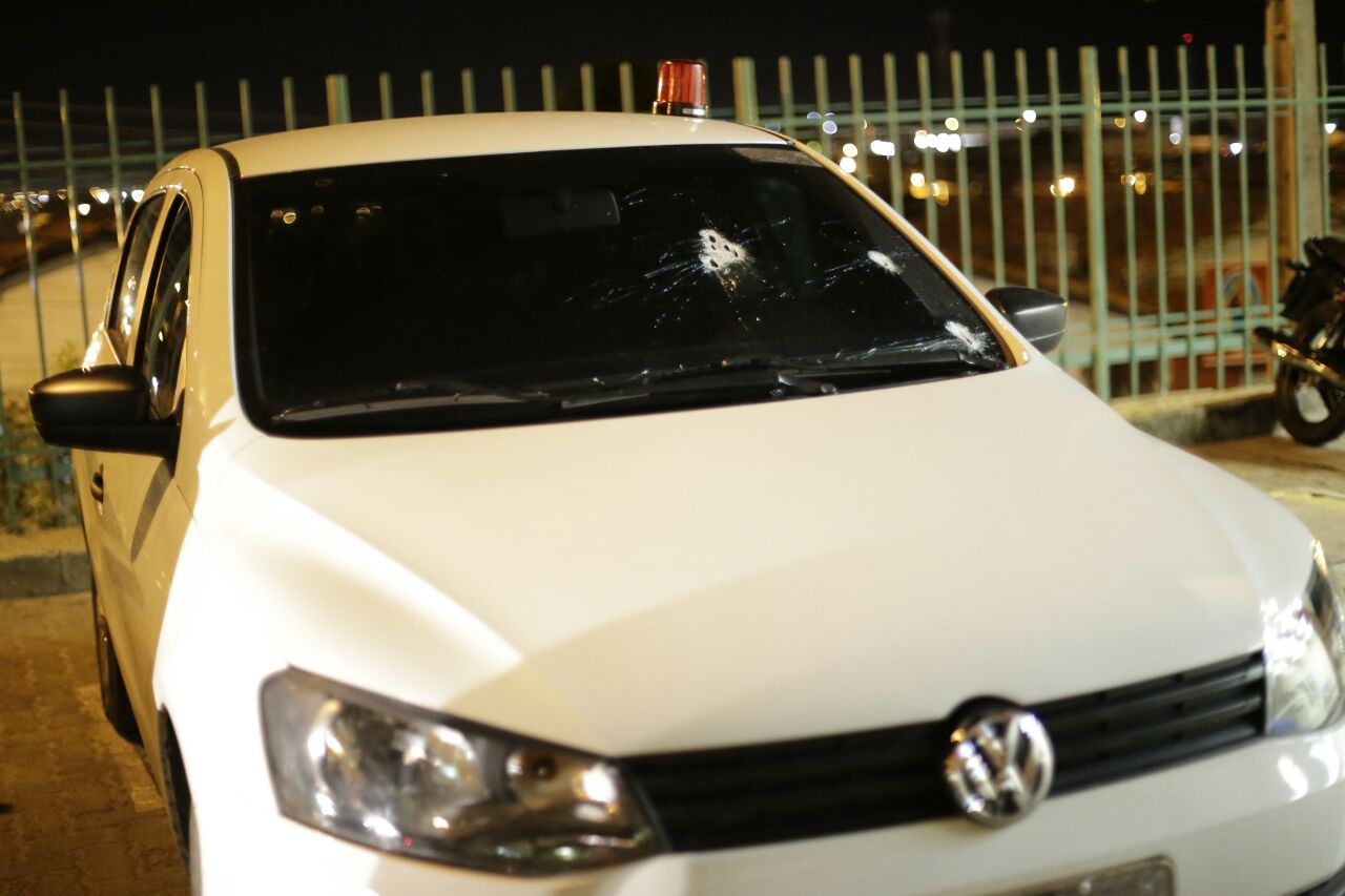 Carro dos policiais foi alvejado com tiros