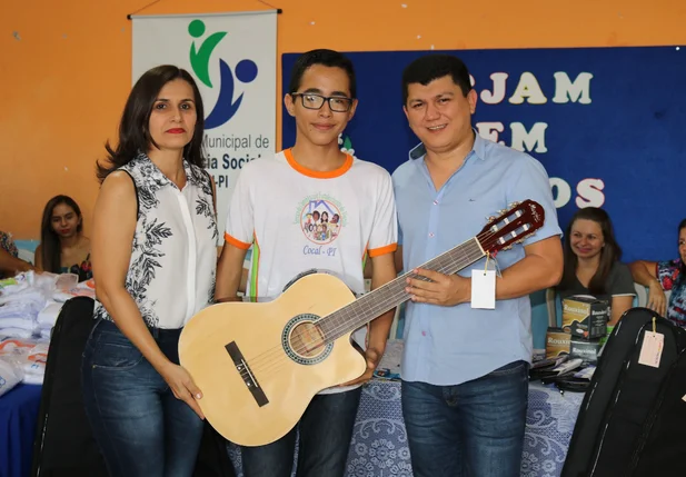 Adolescentes de Cocal recebem instrumentos musicais