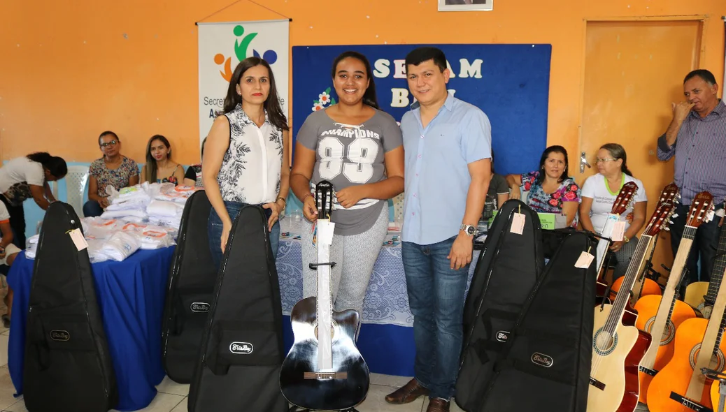 Rubens vieira entregando violões para alunos 
