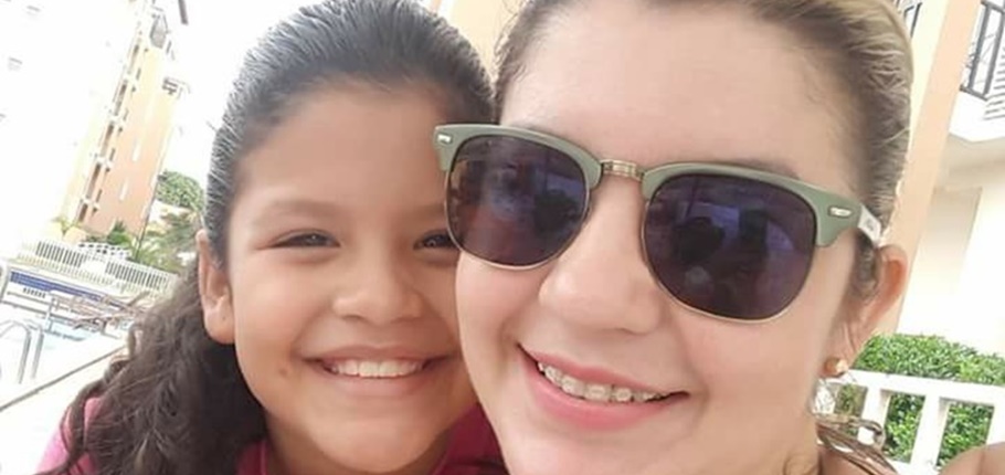 Sara Jane com a filha Alyria