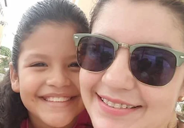 Sara Jane com a filha Alyria