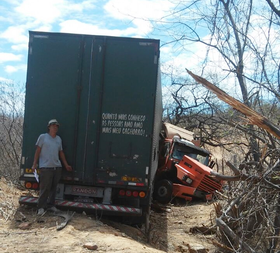 Apesar do acidente o motorista saiu ileso 
