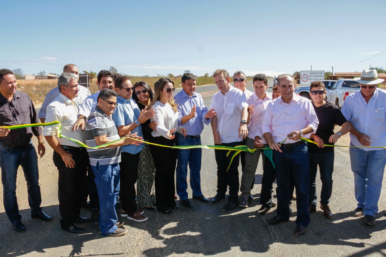 Governador inaugura obras