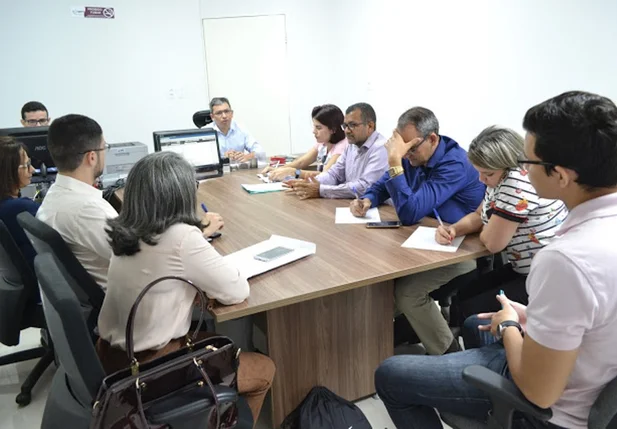 Audiência contou com a presença de representantes dos servidores e da secretaria municipal de Saúde.