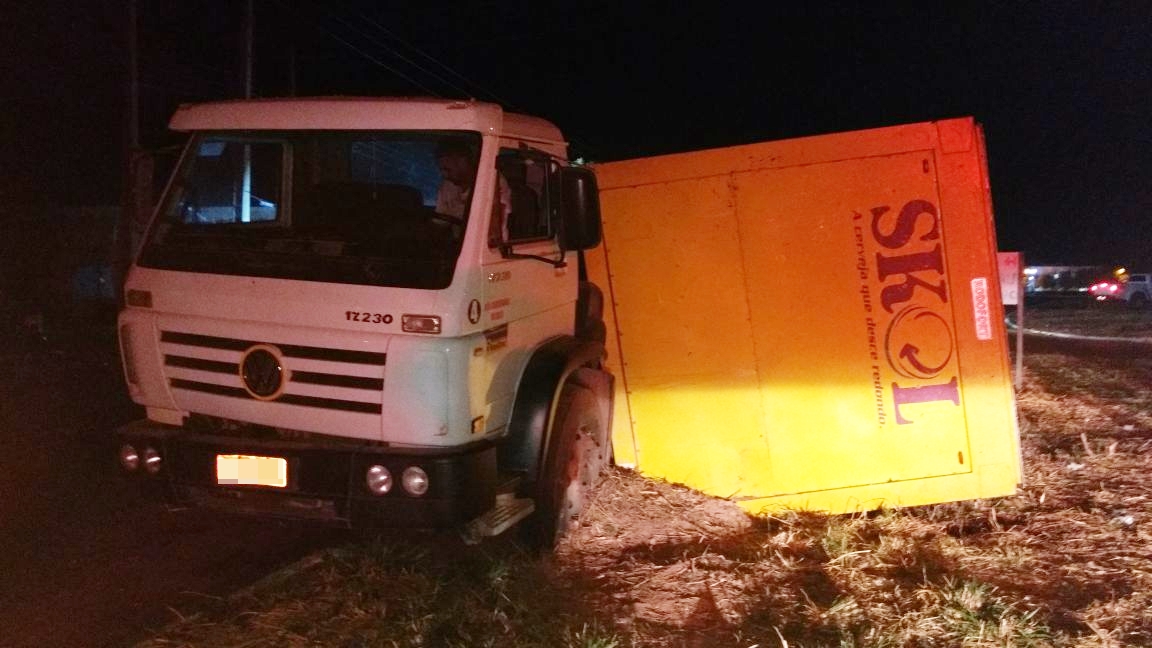 Caminhão perdeu o controle na BR-135