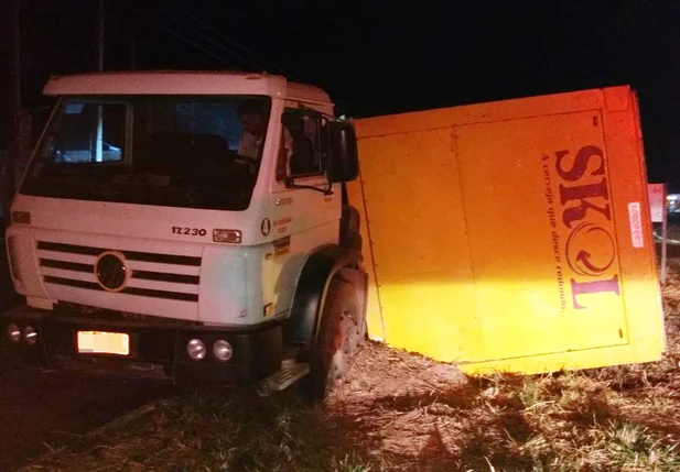 Caminhão perdeu o controle na BR-135