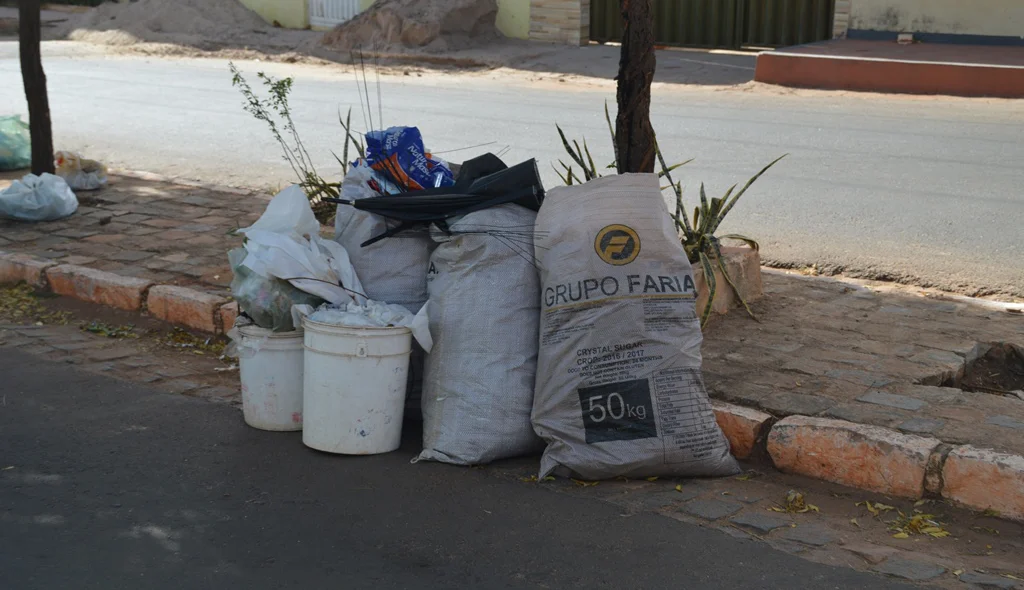 Coleta não passa e lixo acumula nas ruas do bairro Aerolândia.