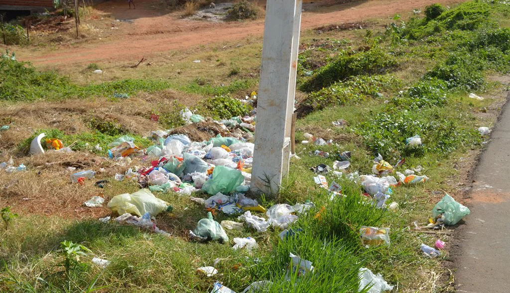 Lixo acumula em avenida do bairro Aerolândia.