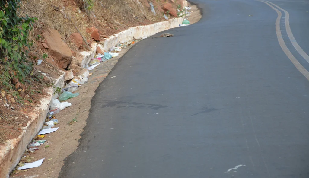 Lixo espalhado em ladeira que dá acesso ao bairro Aerolândia.