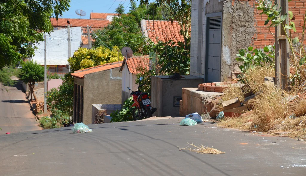 Lixo se espalha pelas ruas do bairro Aerolândia.