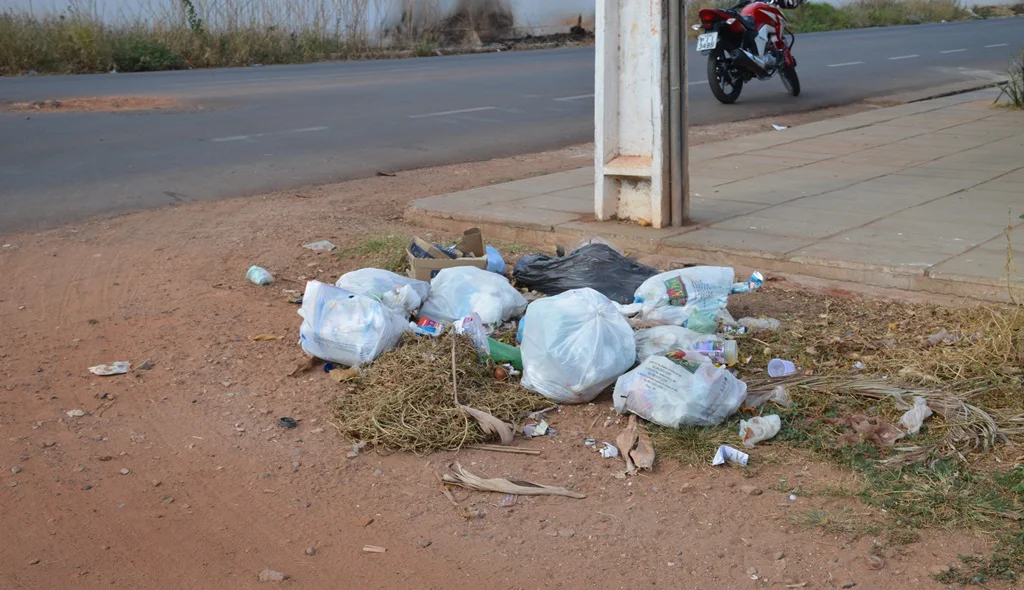 Montes de lixo estão por toda parte.