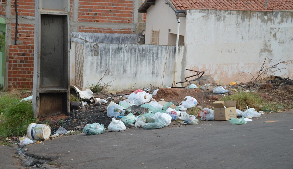 Ruas do bairro Aerolândia estão tomadas de lixo.