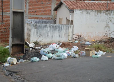 Ruas do bairro Aerolândia estão tomadas de lixo.