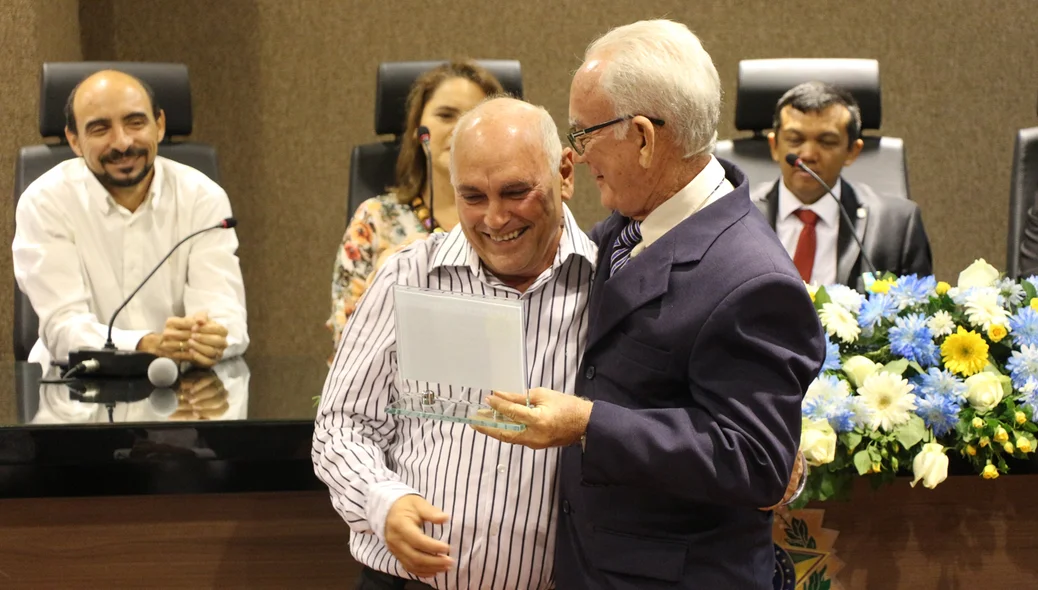 Amigos de trabalho se emocionam na entrega das placas