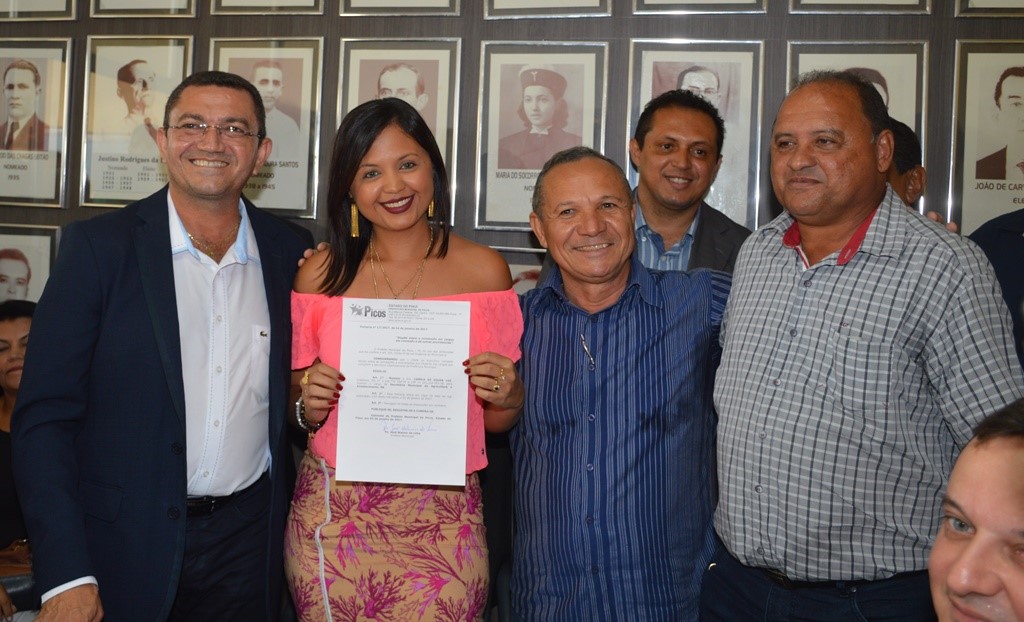 Camila Luz ao lado do Prefeito do vice e do seu pai vereador Maté no dia da posse