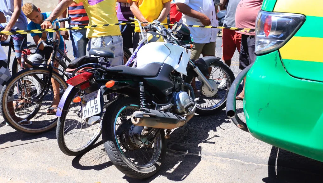 De acordo com a PM, suspeitos estavam em uma motocicleta branca