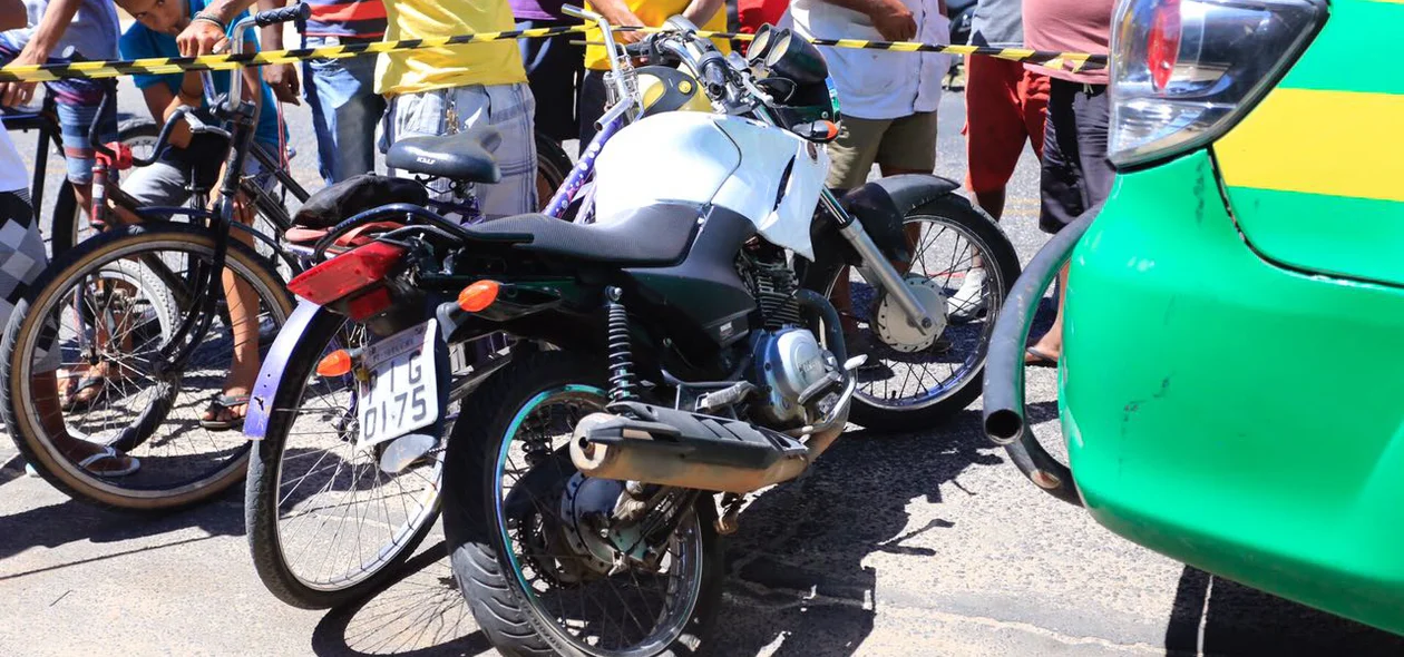 De acordo com a PM, suspeitos estavam em uma motocicleta branca