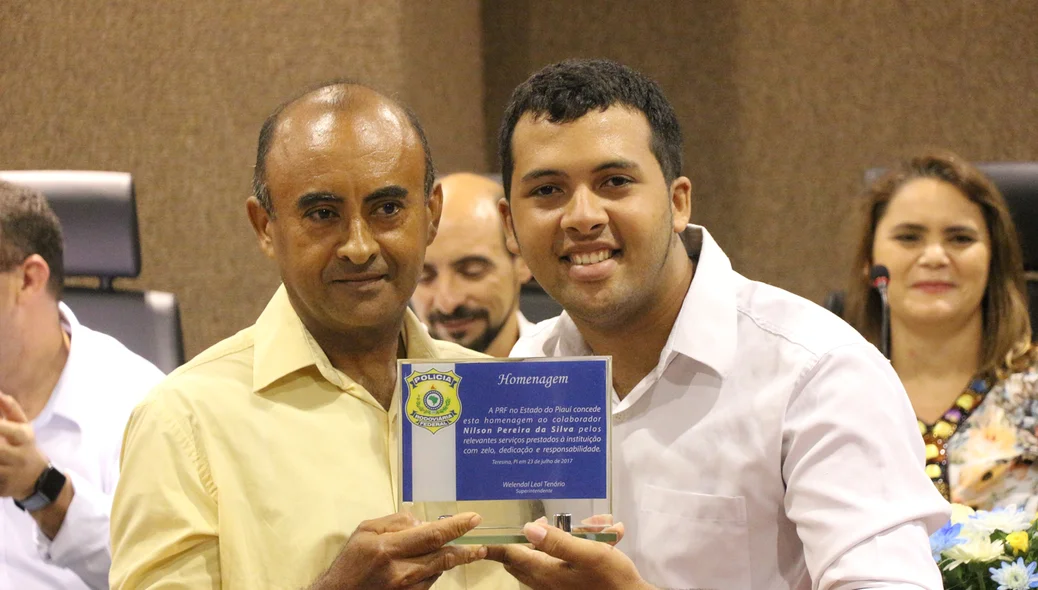 Estagiário da PRF entrega placa para o pai