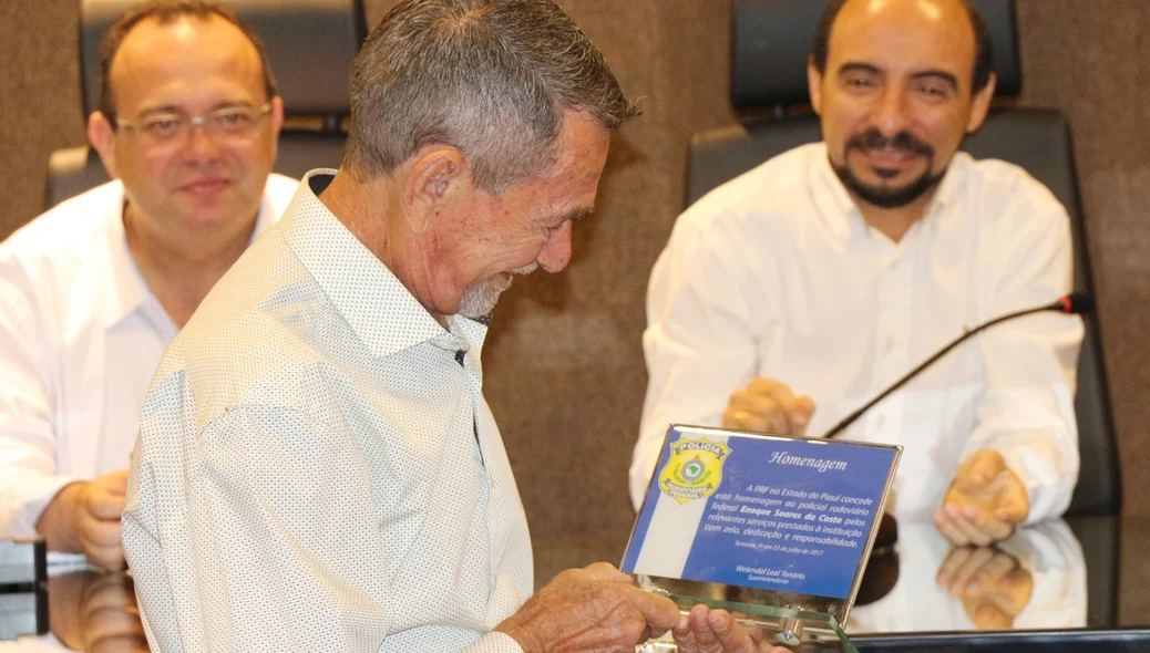 Inspetor aposentado se emociona com a homenagem