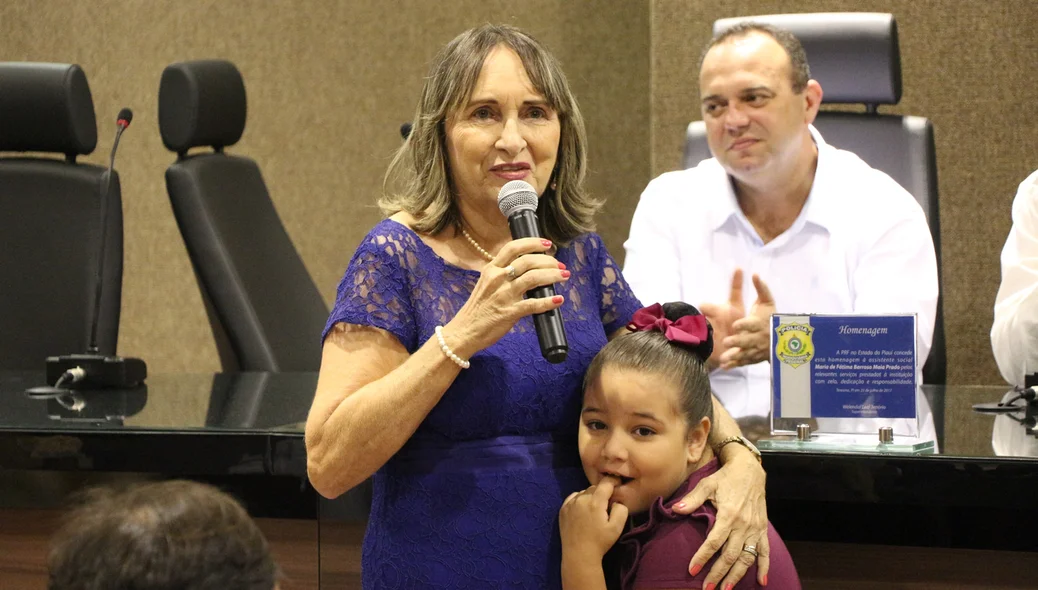 Inspetora é homenageada em solenidade da PRF