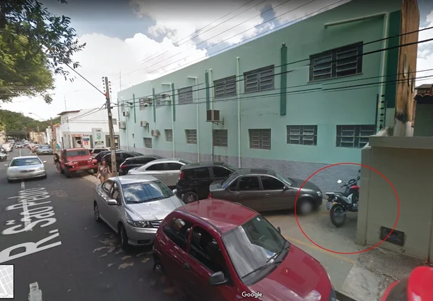 Motocicleta no estacionamento do 1º Batalhão da Polícia Militar, no centro de Teresina