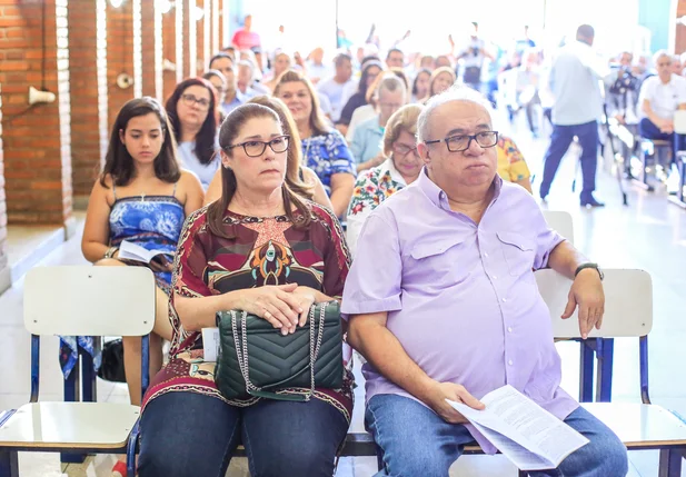 Heráclito Fortes reúne políticos durante missa em Teresina