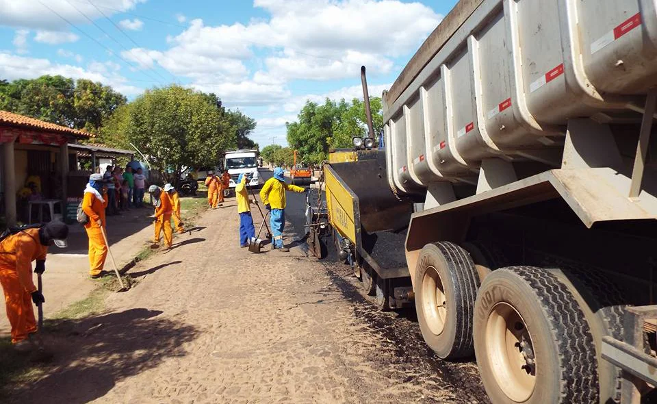 Obras de pavimentação asfáltica em ruas