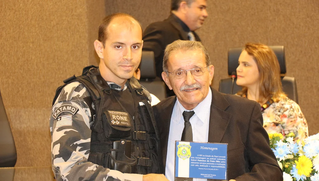 Policial da RONE entrega placa de homenagem ao pai