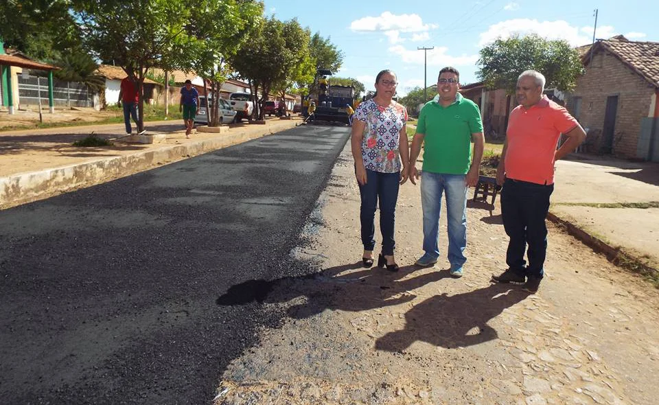 Prefeita visita obras de pavimentação 