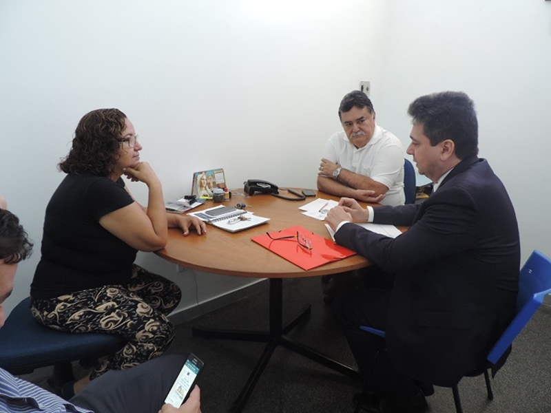 Promotor conversa com os diretores Gardênia Damásio e José Antônio Sena