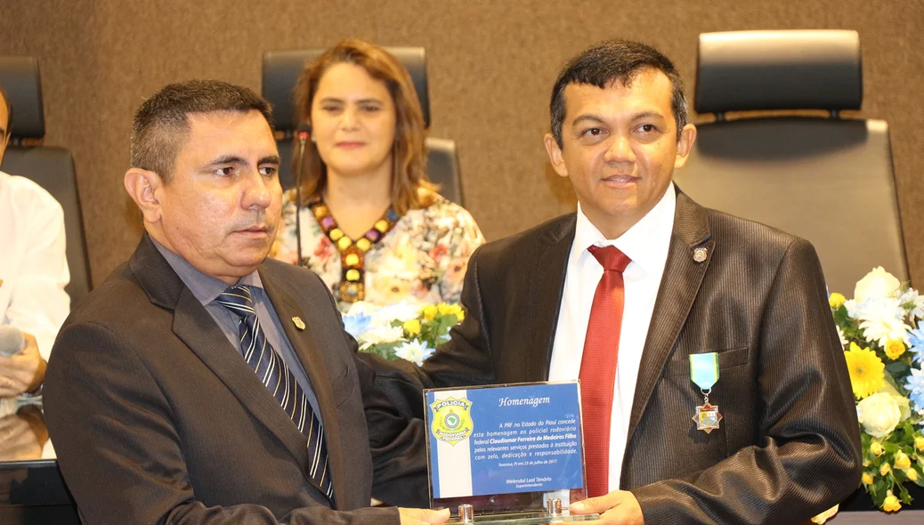 Superintendente da PRF entrega placa para inspetor 