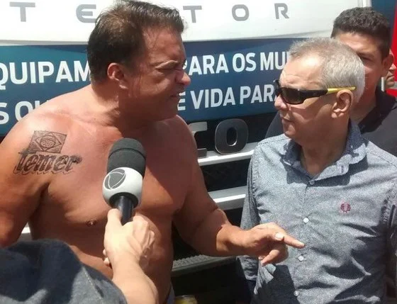 Deputado Wladimir Costa tatua nome de Temer no ombro direito