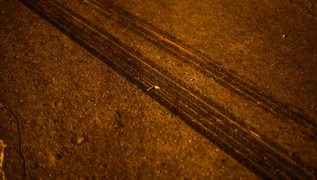 Marcas da freada do caminhão 