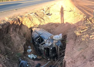 Carro capota e cai em vala