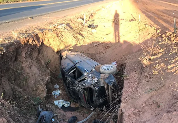 Carro capota e cai em vala