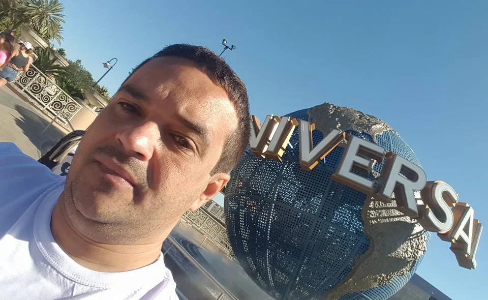 Empresário em viagem internacional