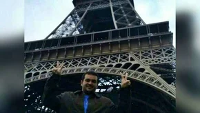 Empresário ostentando em Paris