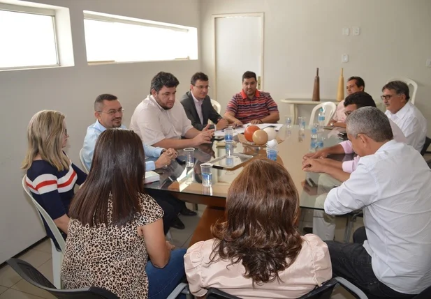 Vereadores da base se reúnem com o prefeito