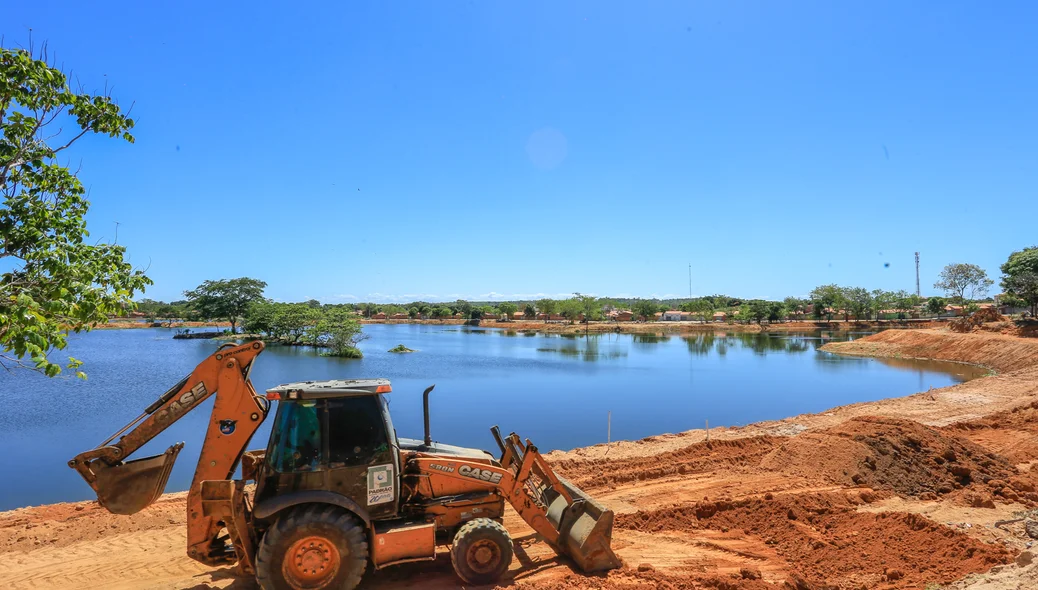 Maquinas trabalhando no Parque Lagoas do Mocambinho 