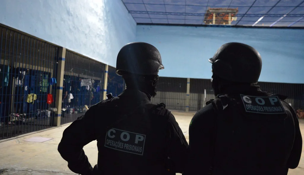 Policiais na Casa de Custódia