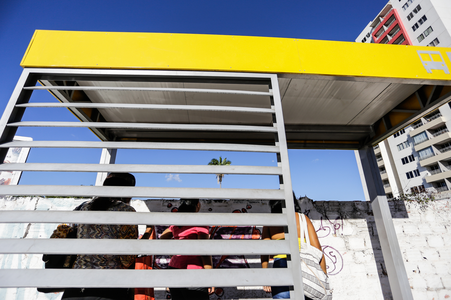 Usuários reclamam das paradas de ônibus