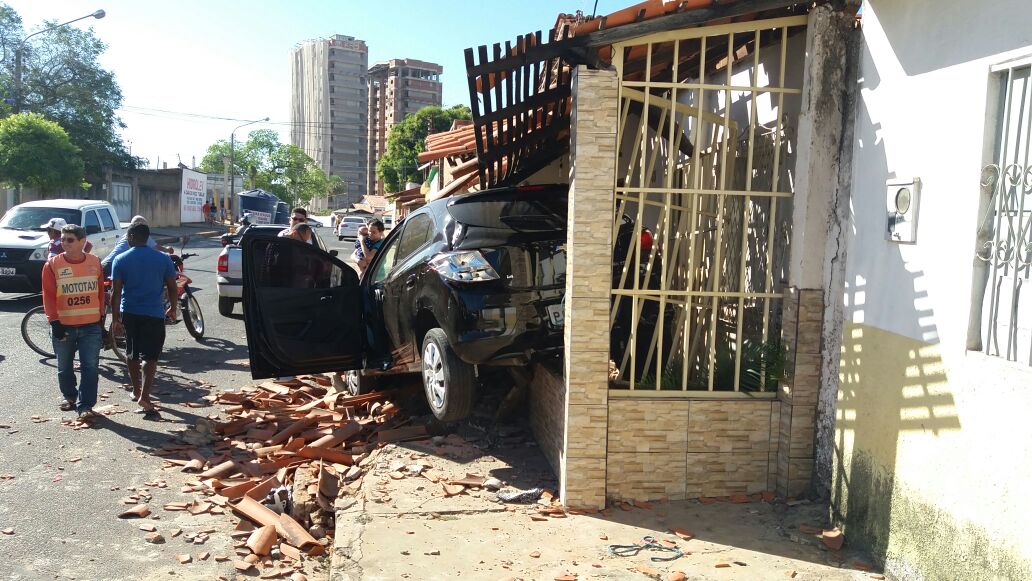 Condutor em um veículo Onix, cor preta, placa PIO-4361, invadiu uma residência na Rua Celso Pinheiro