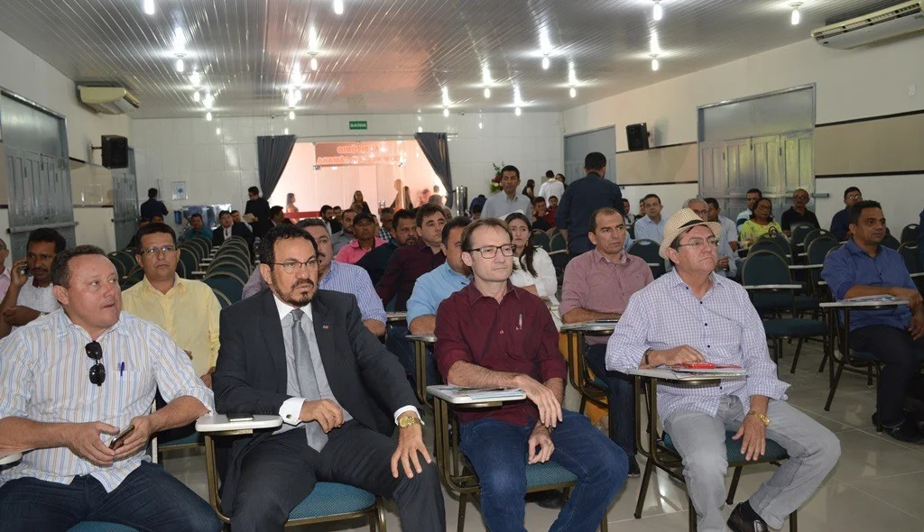 Encontro reúne cerca de 30 prefeitos em Picos