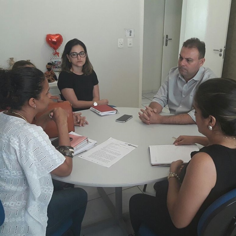 Jeová Alencar participa de reunião para implementar Campanha Laço Branco 