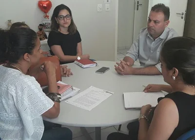 Jeová Alencar participa de reunião para implementar Campanha Laço Branco 
