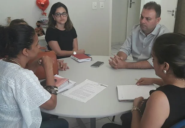 Jeová Alencar participa de reunião para implementar Campanha Laço Branco 