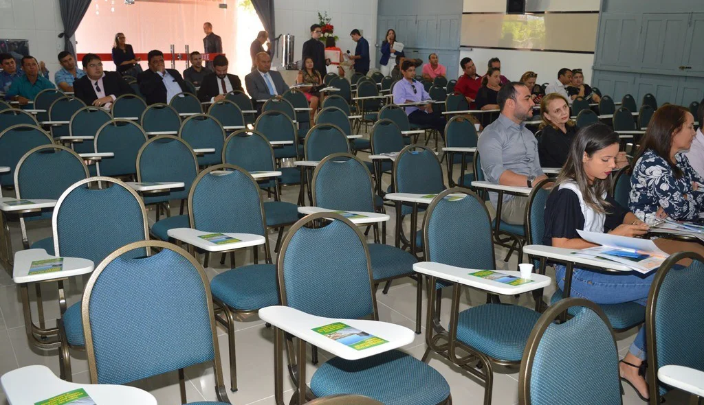 Muitas cadeiras ficaram vazias no encontro